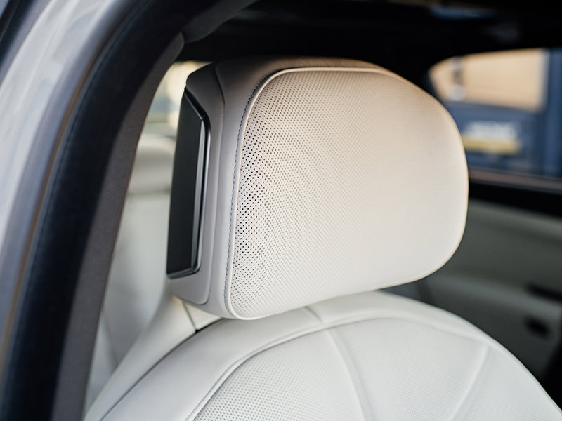 BMW_G70_headrest_01