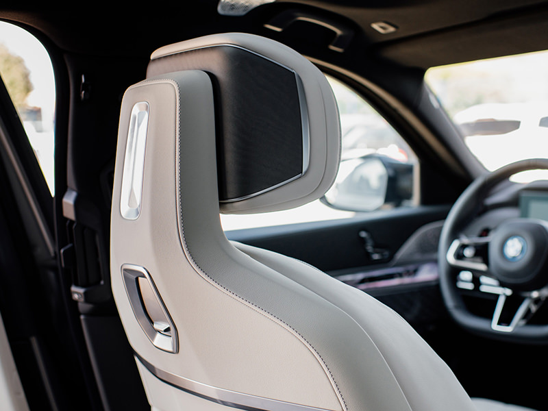 BMW_G70_headrest_03